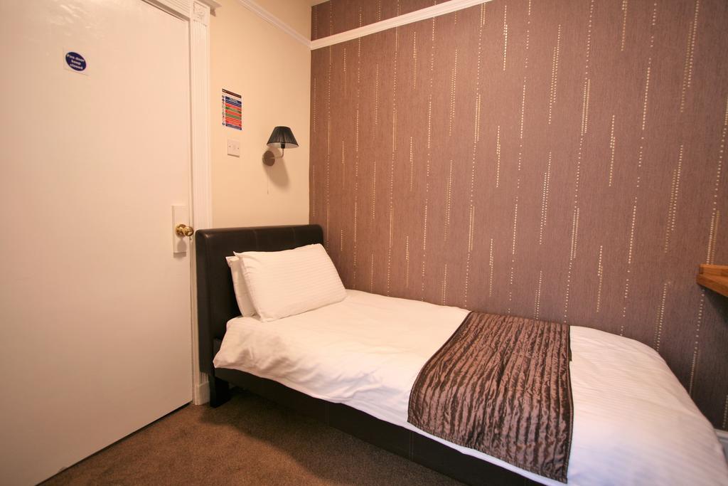 Central Hotel Cheltenham By Roomsbooked Bagian luar foto