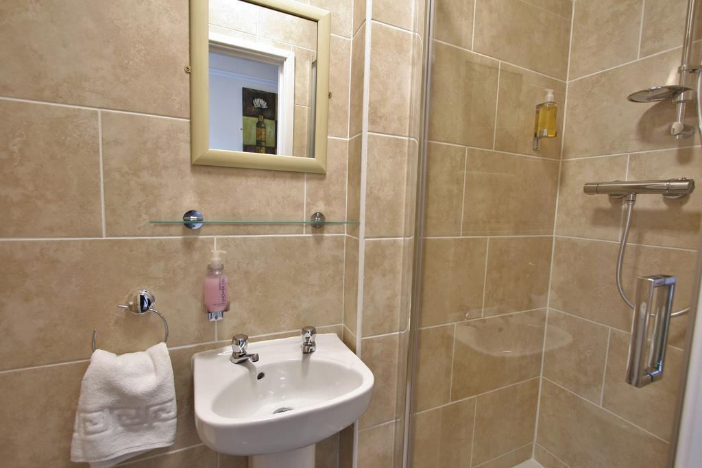 Central Hotel Cheltenham By Roomsbooked Bagian luar foto